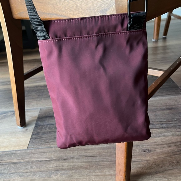 Steve Madden Zip Top Crossbody Bag 9X7” in Oxblood. Great for travel, phone! - Picture 8 of 11